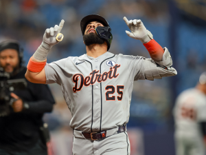Gleyber-Torres-la-saca-del-campo-en-victoria-de-Tigres.png