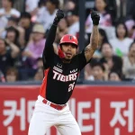 Harold Castro con trío de producidas en triunfo de Kia en Corea