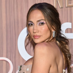 Jennifer-Lopez-comparte-su-look-sin-maquillaje-y-recien-despierta.png