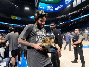 Los-Spurs-renuevan-el-contrato-de-Julian-Champagnie.jpg
