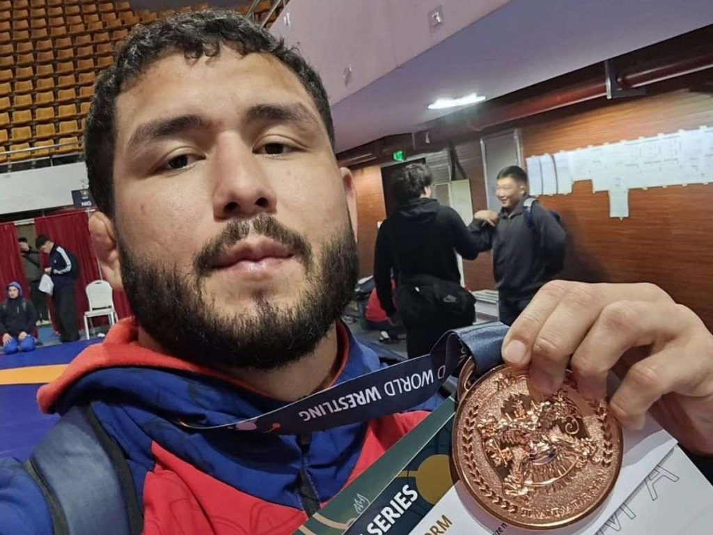 Luis-Avendano-subio-al-podio-en-Mongolia.jpg