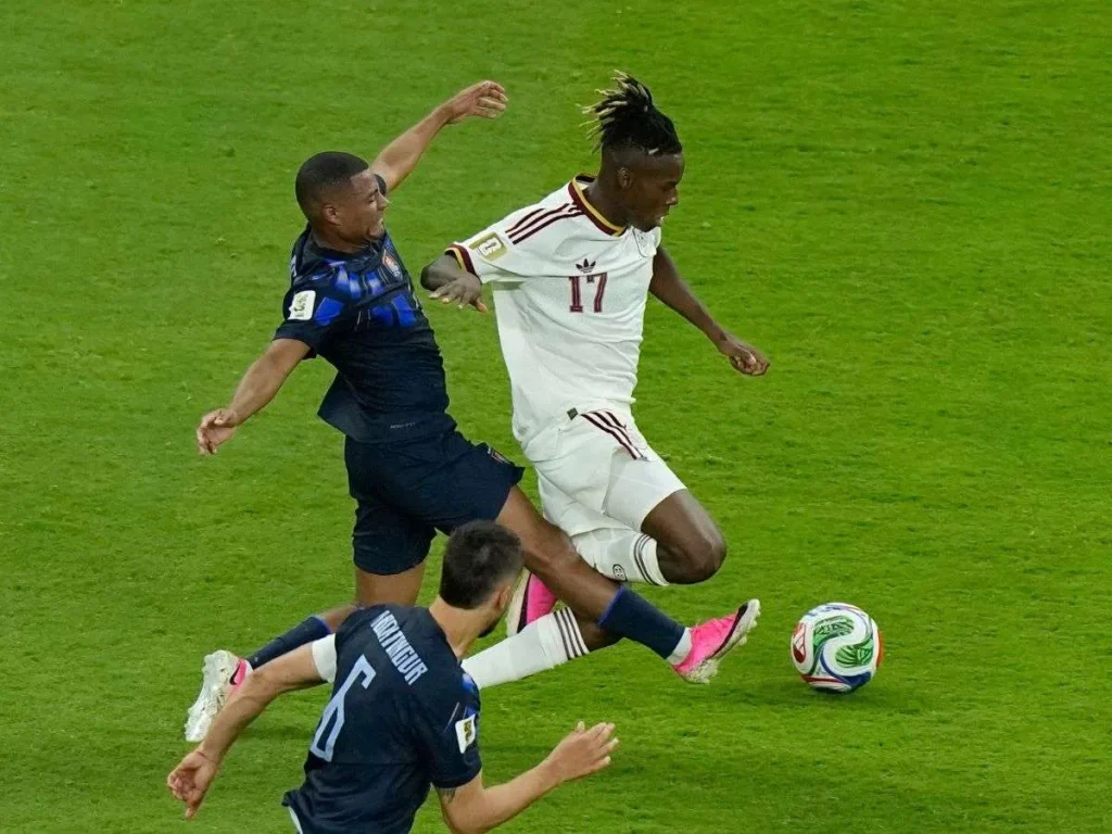 Luis-de-la-Fuente-confirma-sobrecarga-de-Nico-Williams.jpg