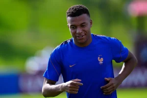 Mbappe-analiza-el-juego-de-Francia-y-su-centenario.jpg