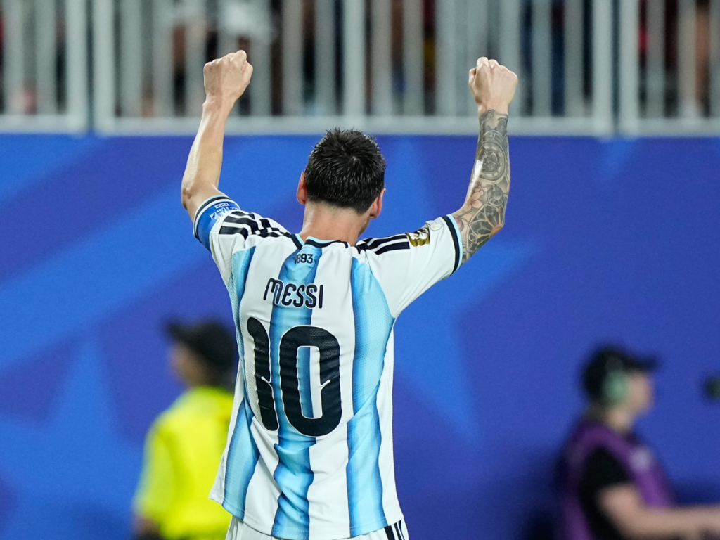 Messi-hace-historia-con-triplete-en-el-debut-de-Argentina.png