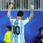 Messi hace historia con triplete en el debut de Argentina