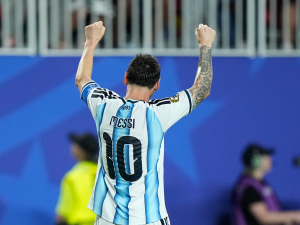 Messi-hace-historia-con-triplete-en-el-debut-de-Argentina.png