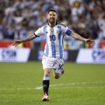 Messi iguala a Klose tras un hat-trick histórico