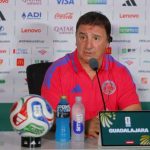 Néstor Lorenzo está atento al contraataque de RD del Congo