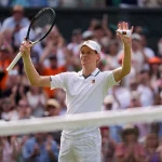 Sinner logra avanzar de ronda en Wimbledon