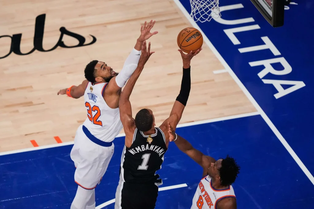 Wembanyama-y-los-Spurs-reaccionan-en-el-Madison-Square-Garden.jpg