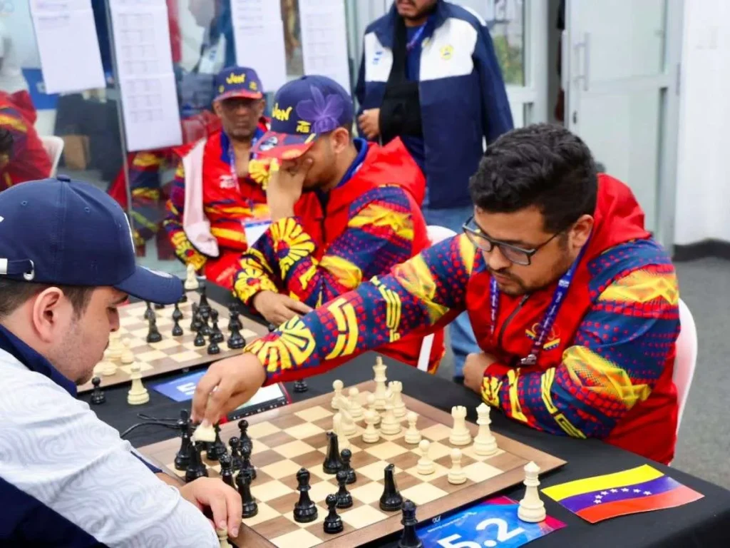 Ajedrez-cerro-con-otra-dorada.jpg