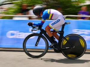 Ciclismo-de-ruta-batallo-en-el-asfalto-de-Santo-Domingo.jpg
