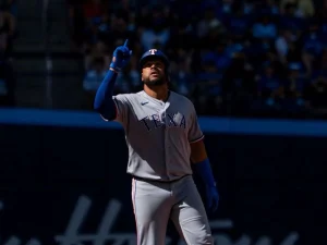 Elias-Diaz-sigue-encendido-con-los-Rangers.jpg