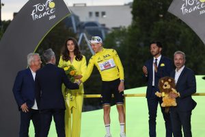 Entrada-triunfal-en-los-Eliseos-Pogacar-conquisto-su-quinto-titulo.jpg