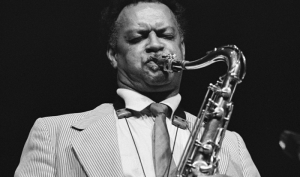 Fallecio-Plas-Johnson-el-saxofonista-que-convirtio-el-tema-de.png