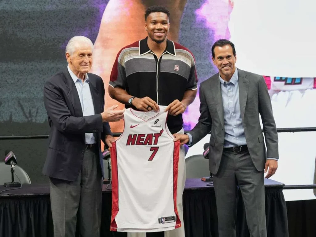 Giannis-Antetokounmpo-llega-a-Miami-con-miras-a-mas-titulos.jpg