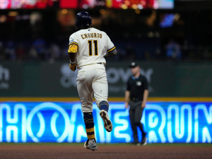 Jackson-Chourio-destaca-con-jonron-en-victoria-de-Milwaukee.png