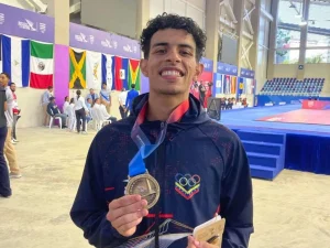 Jeshuath-Pedraza-bana-de-oro-al-taekwondo.jpg