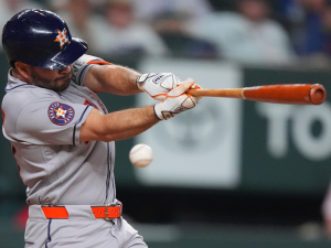 Jose-Altuve-con-otro-cuadrangular-ante-los-Rangers.png