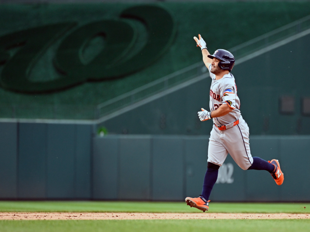 Jose-Altuve-conecta-jonron-en-caida-de-los-Astros.png