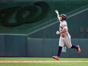 Jose-Altuve-conecta-jonron-en-caida-de-los-Astros.png