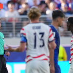 La FIFA retiró la roja a Balogun y enciende el escándalo