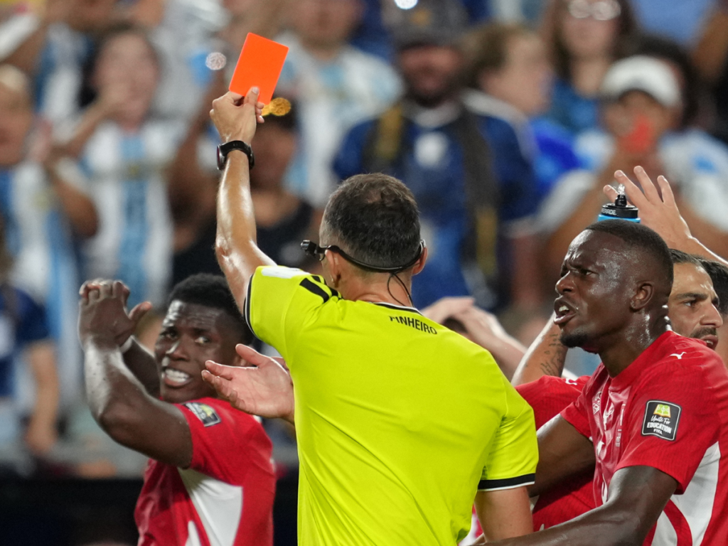 La-IFAB-tildo-como-erronea-el-cambio-de-tarjeta-en.png