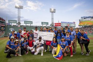 Medias-Rojas-donan-US-305000-a-Venezuela-en-la-Noche.jpg
