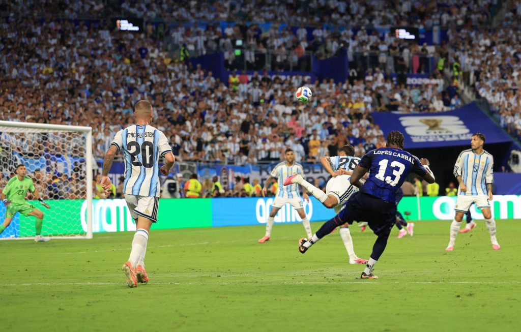 Sidny-Lopes-Cabral-gana-el-premio-al-Mejor-Gol-del.jpg