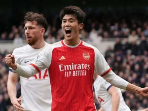 Takehiro-Tomiyasu-sigue-con-el-futuro-en-el-aire.jpg