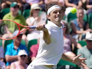 Taylor-Fritz-domino-a-Patrick-Kypson-en-Wimbledon.jpg