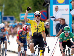 Wout-van-Aert-firma-su-segunda-victoria-consecutiva-en-la.png