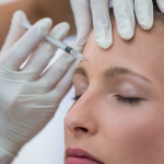 la medicina estética ha evolucionado de la corrección de defectos a la prevención y la regeneración. Preparar la piel para el verano significa entender cómo envejece, protegerla de forma constante y confiar en un plan diseñado a medida, con el paciente y no el tratamiento en el centro de la decisión. – Salud y Medicina