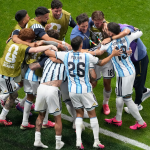 ¡Remontada de campeón! Argentina triunfa y avanza a cuartos