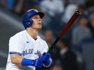 Daulton-Varsho-pasa-a-los-Astros-desde-Azulejos.png