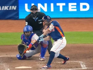 Jose-Altuve-iguala-marca-de-imparables-de-Bob-Abreu.jpg