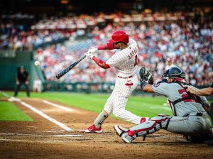 Luis-Arraez-batea-su-primer-cuadrangular-con-Filadelfia.jpg