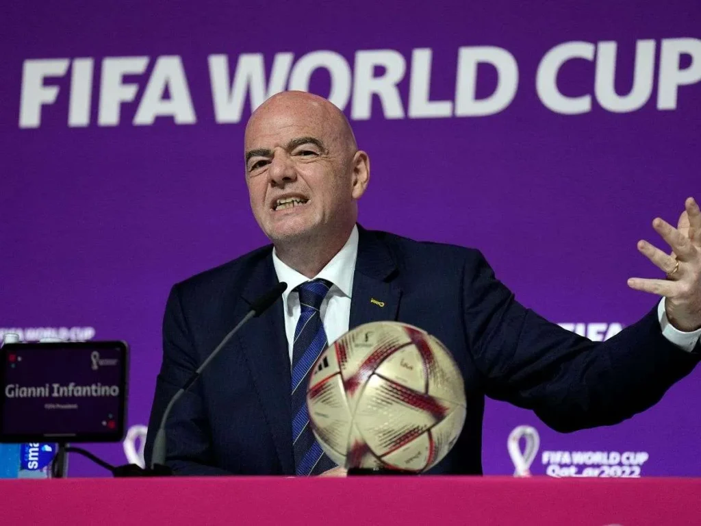 Luis-Figo-pide-la-renuncia-de-Gianni-Infantino.jpg